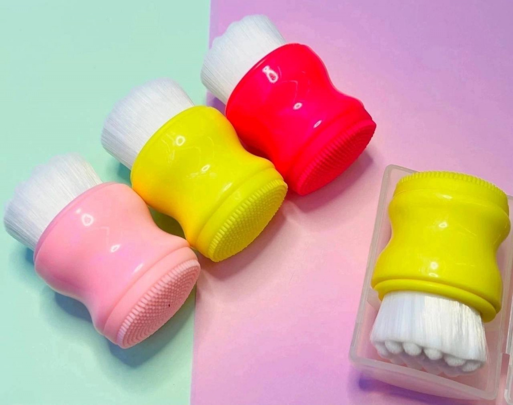 Щетка двухсторонняя для чистки лица в индивидуальном футляре для хранения